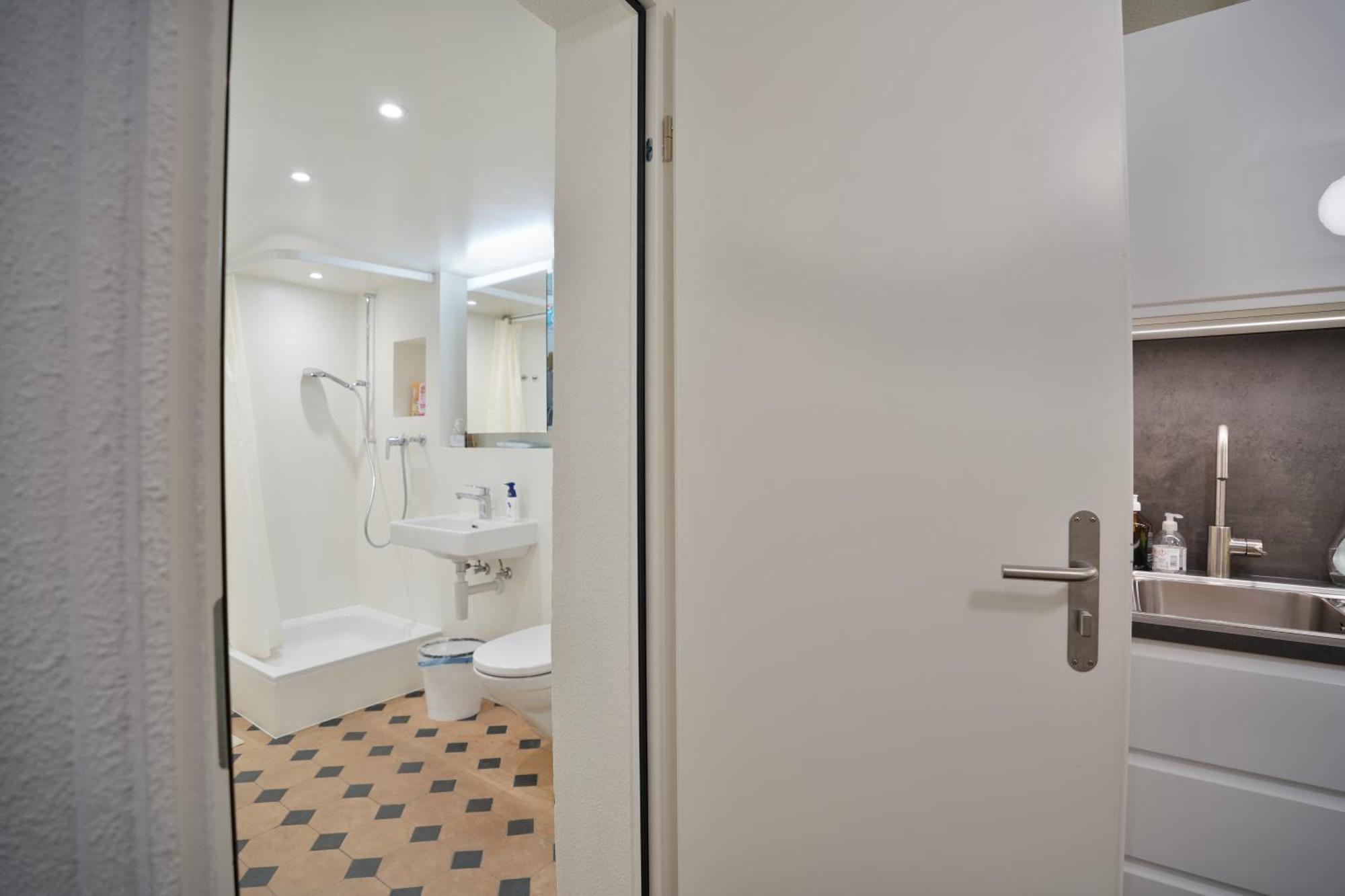 Cozy City Center, 4 Bedroom- 120Sq, 5Min Walk To Main Station Basel Bagian luar foto